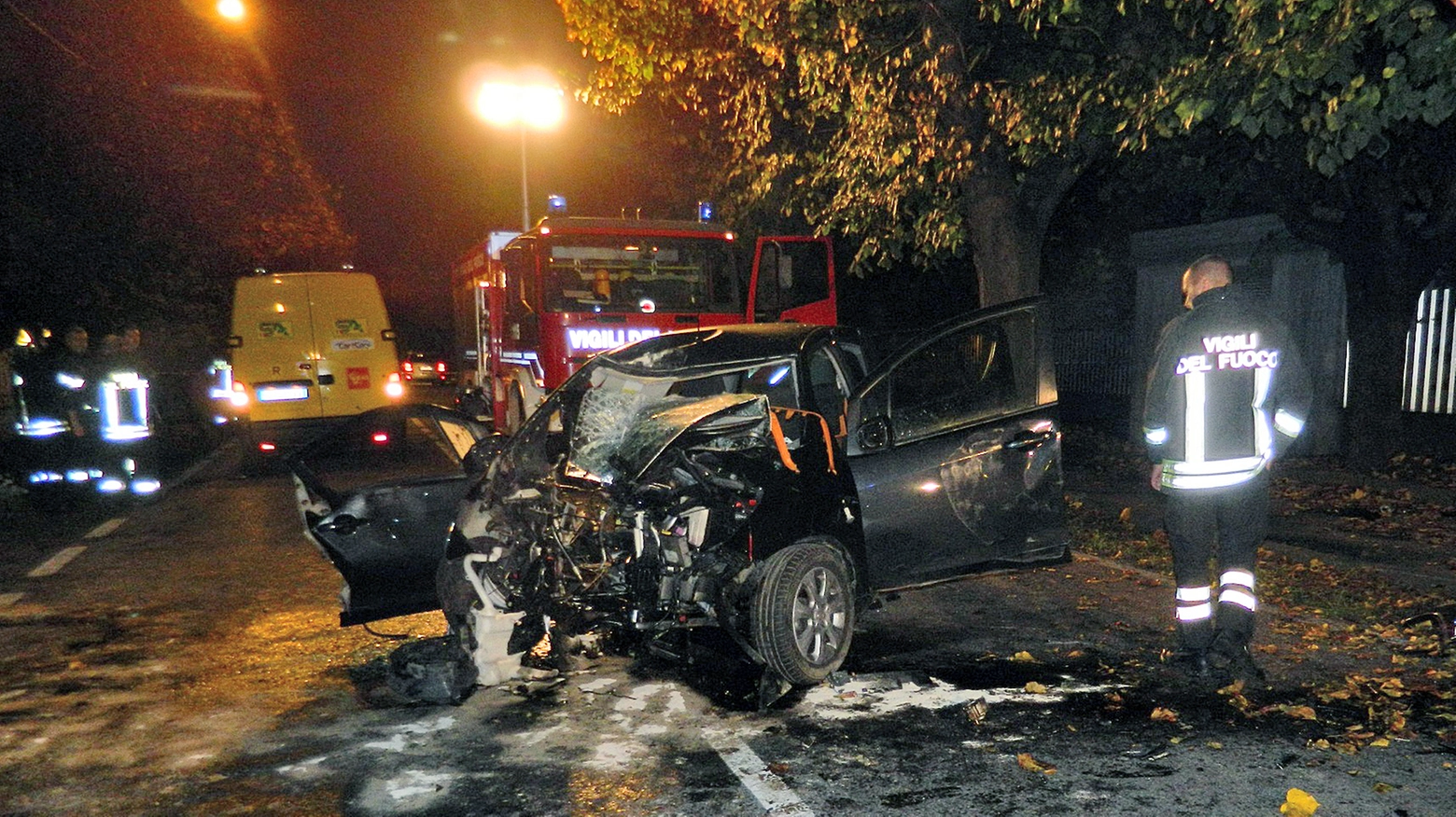 L'auto distrutta nel tragico incidente di via Roma (Cusa)