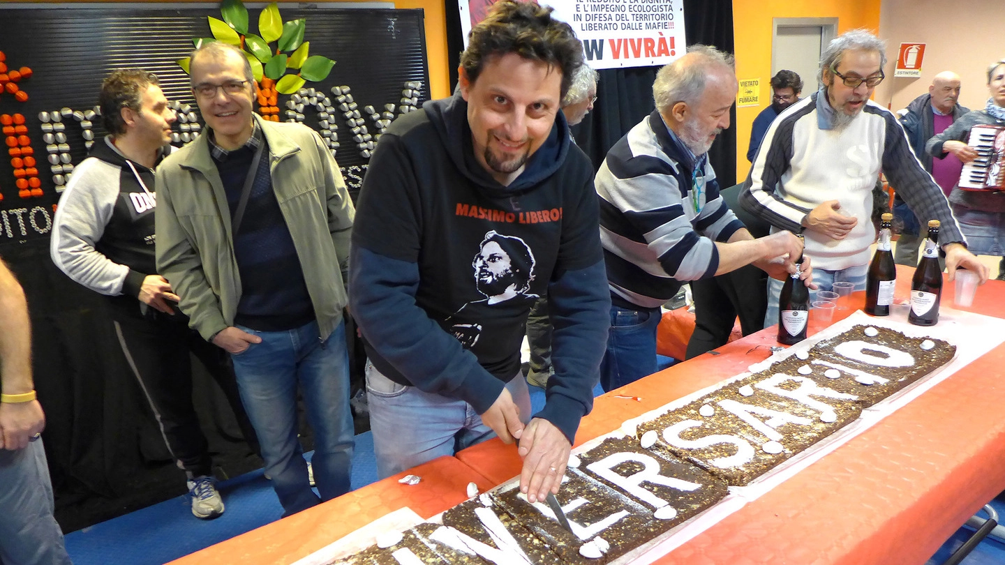 Massimo Lettieri e la torta che ieri ha riunito le famiglie degli operai RiMaflow 