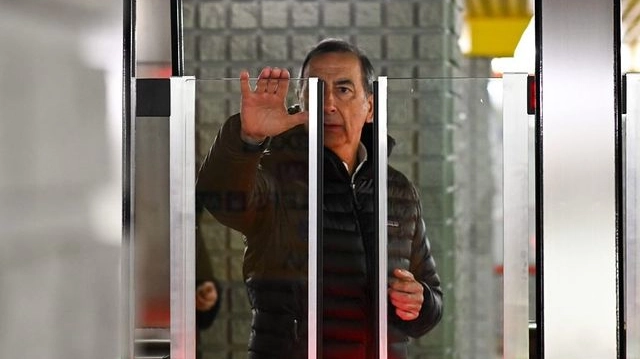 Una delle immagini postate sui profili social dal sindaco Giuseppe Sala che lo ritrae nella stazione di San Donato Milanese
