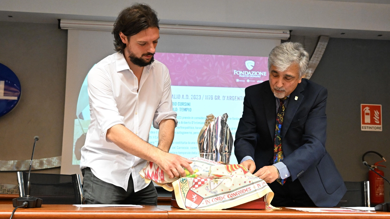 Svelata la scultura  Ecco il premio   alla contrada vincente  sull’anello del Mari