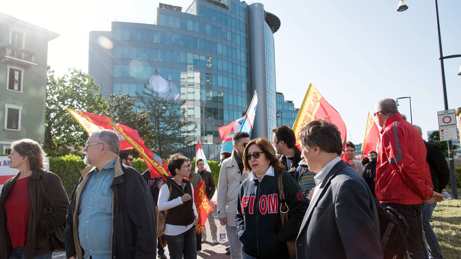 Una manifestazione dei lavoratori Abb sotto il quartier generale a Sesto