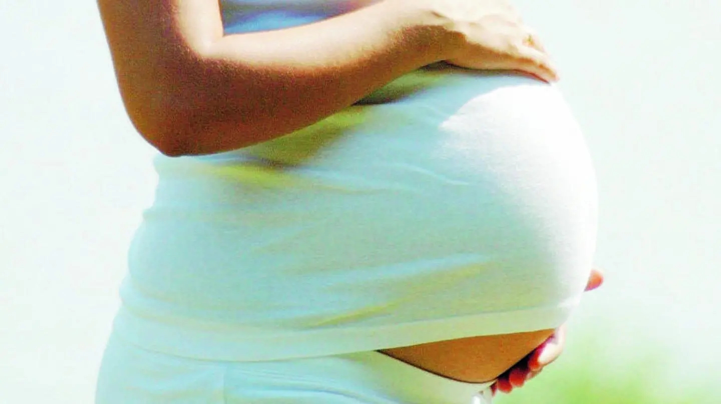 Botte a donna incinta al nono mese che resiste a furto del cellulare