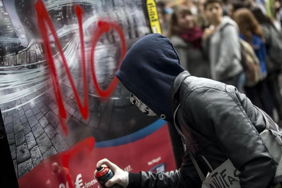 Corteo degli anarchici a Milano, possibili rallentamenti e deviazioni per i mezzi pubblici