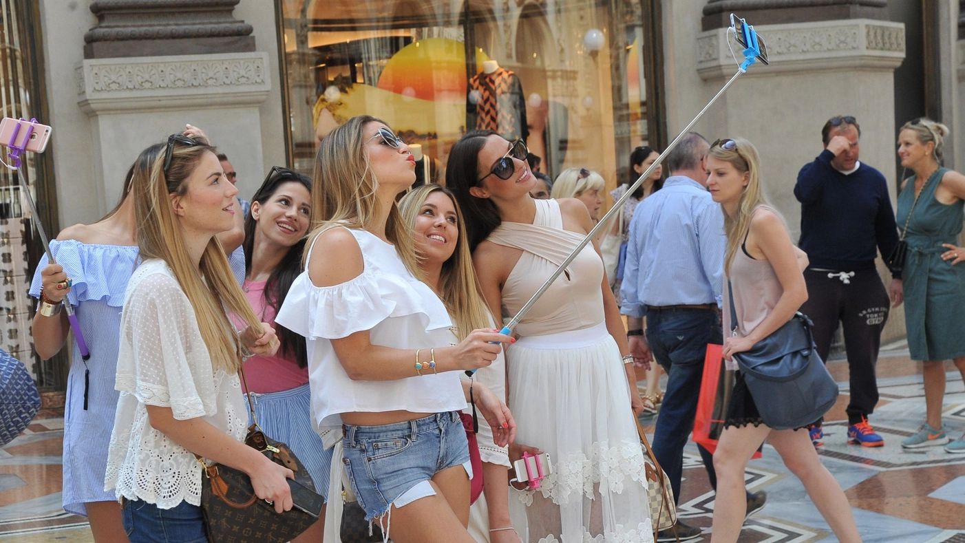 Turiste si scattano una foto in Galleria Vittorio Emanuele (NewPress)