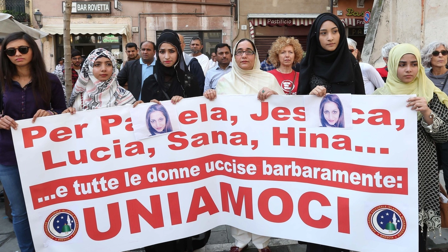 Donne pakistane in corteo alla manifestazione di Brescia per ricordare la ragazza uccisa