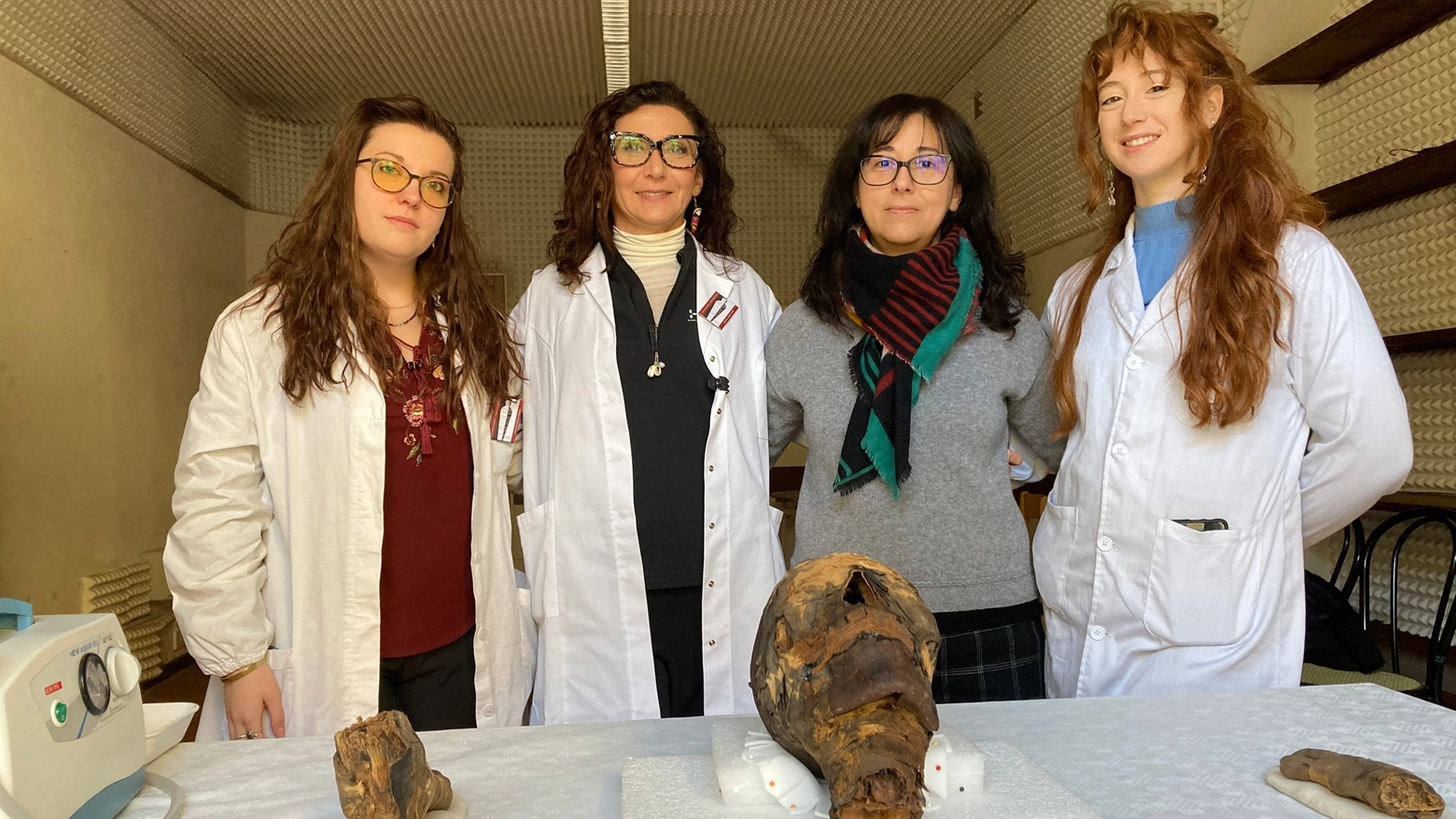 Le ricercatrici con la direttrice del Mummy Project