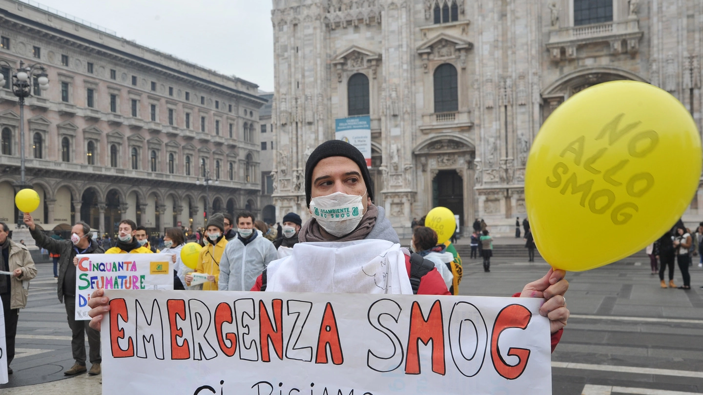 La protesta in piazza Duomo (Newpress)