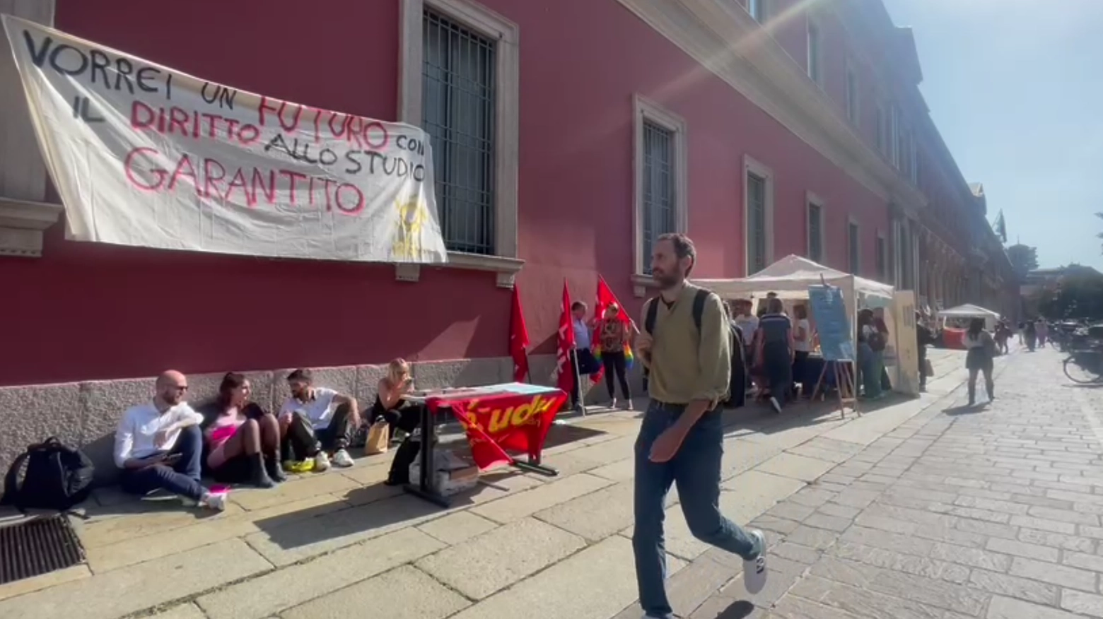 La protesta dei giovani milanesi davanti all’ateneo è solo l’ultima di una serie di contestazioni rivolte alla carenza di alloggi in città e al caro-vita: il video