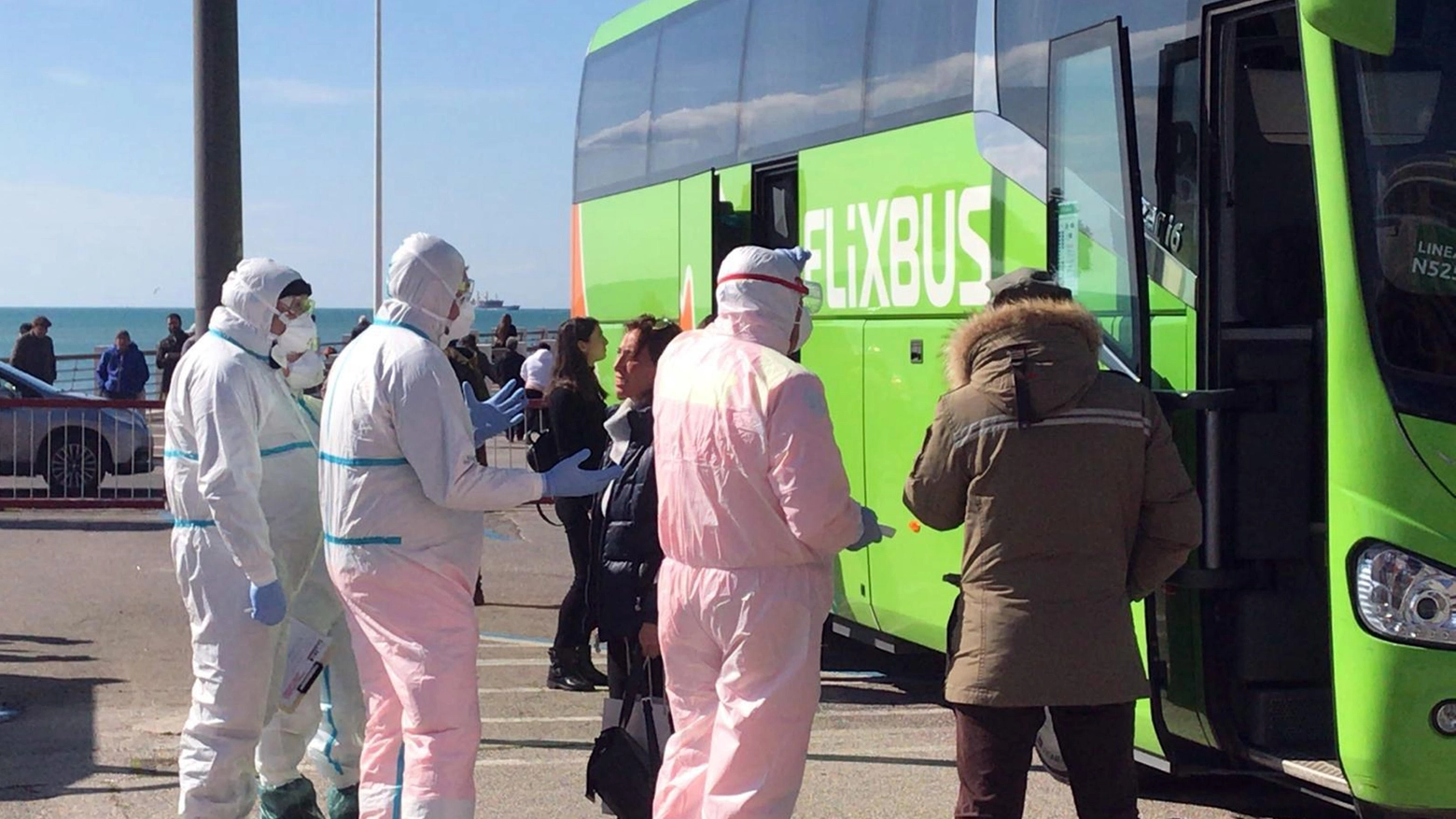 Passeggeri di un bus proveniente dalla Lombardia sono sottoposti a controllo a Salerno