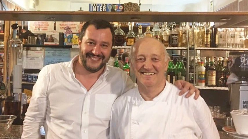 Matteo Salvini con il ristoratore Mario Cattaneo (twitter)