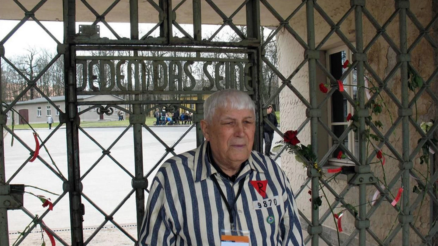 Boris Romanchenko davanti a un ex lager nazista