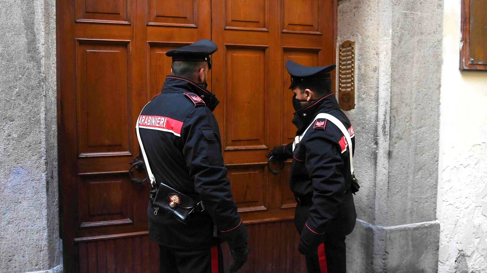 All'arrivo dei carabinieri, lui la stava ancora malmenando (foto d'archivio) All'arrivo dei carabinieri, lui la stava ancora malmenando (foto d'archivio)