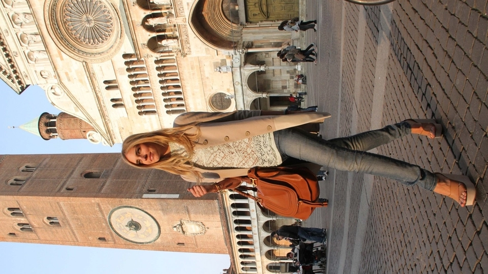 Chiara Ferragni blogger in piazza Duomo a Cremona