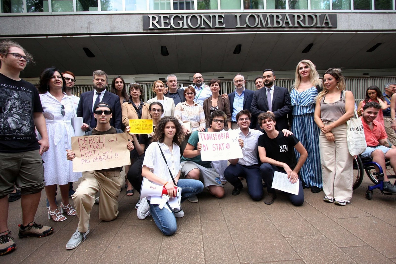 La protesta per la difesa dei diritti dei transessuali davanti alla Regione