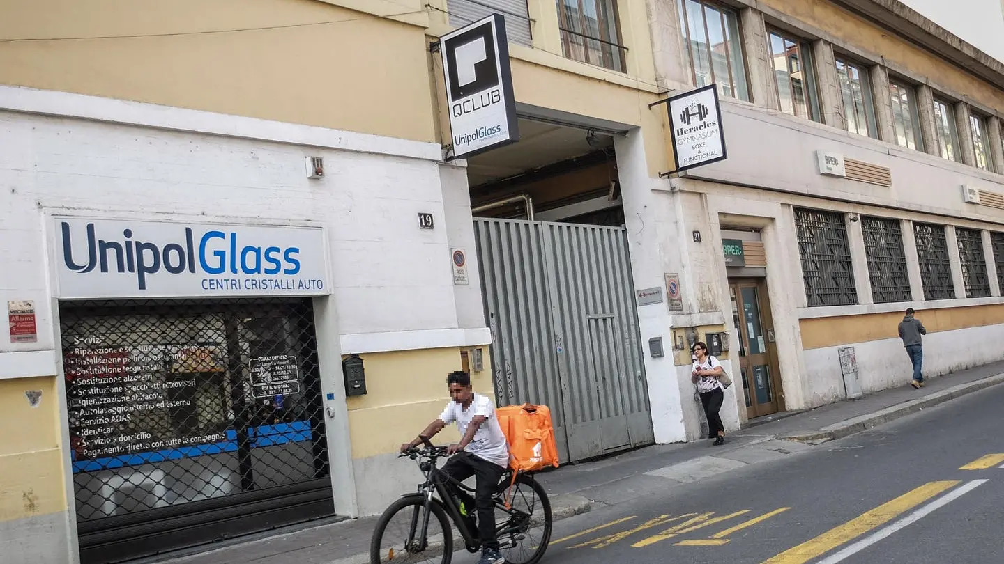 L'ingresso del locale dove è avvenuta la violenza L'ingresso del locale dove è avvenuta la violenza