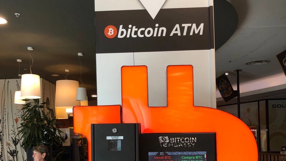 Uno dei bancomat per bitcoin di Milano