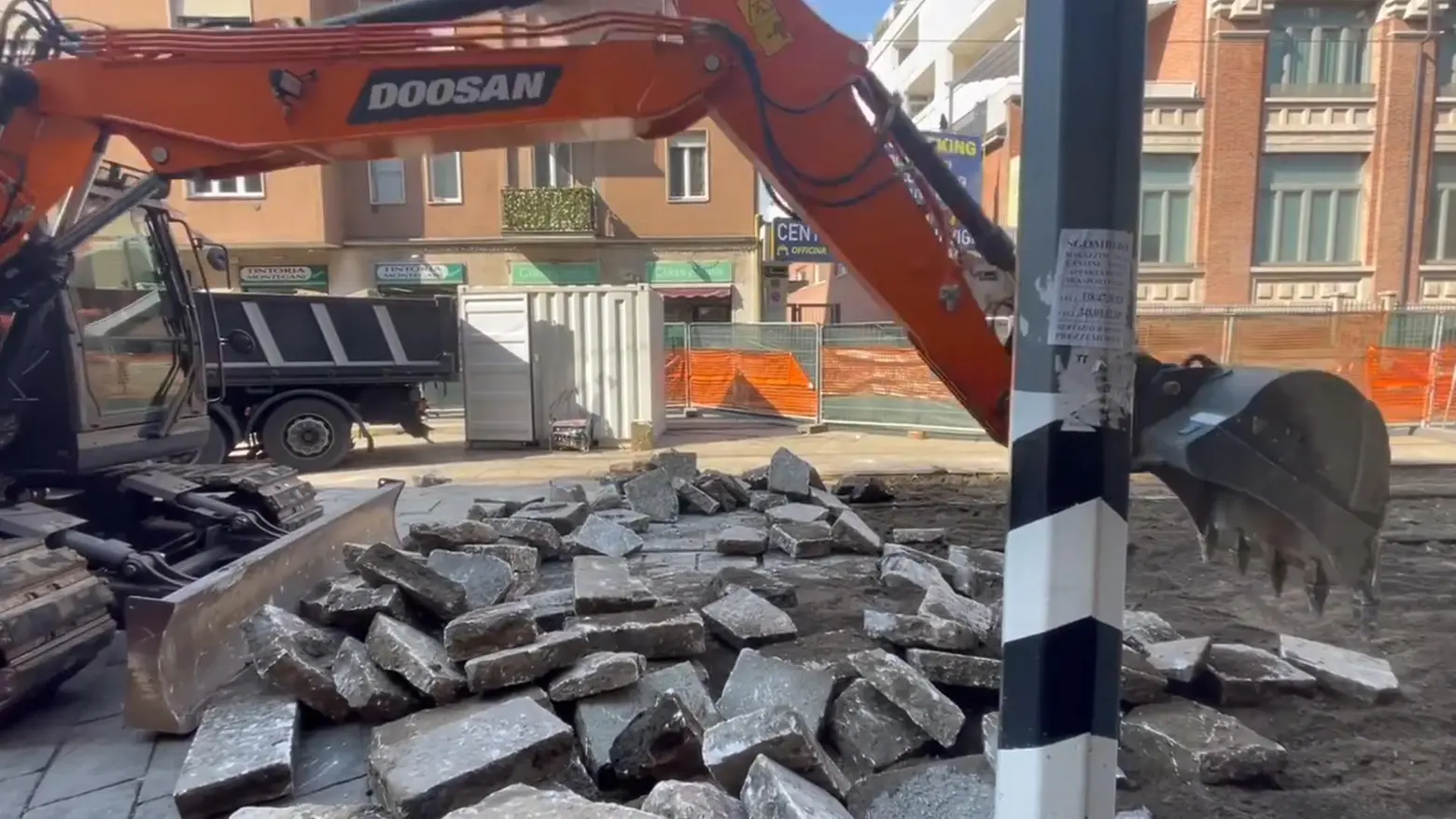 Milano, ruspe al lavoro in via Montegani per rimuovere il pavè Milano, ruspe al lavoro in via Montegani per rimuovere il pavè