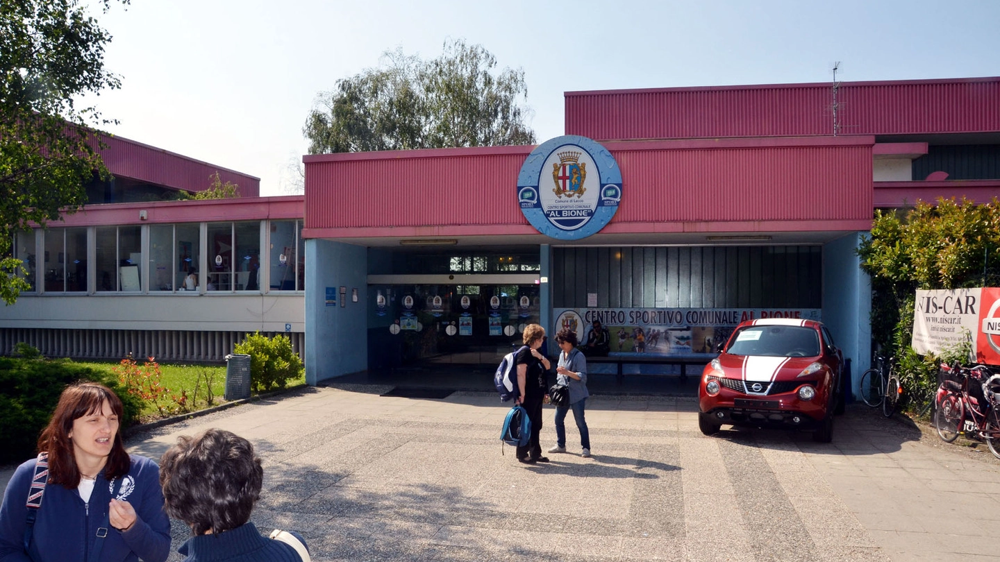 L’ingresso del Centro sportivo comunale del Bione  che ormai da mesi è al centro del dibattito politico in città (Cardini)