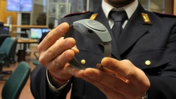 Pedina e perseguita l’ex, primo braccialetto elettronico d’urgenza per stalking: applicato a 30enne brianzolo