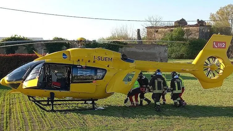 La donna è stata portata in ospedale con l'elicottero