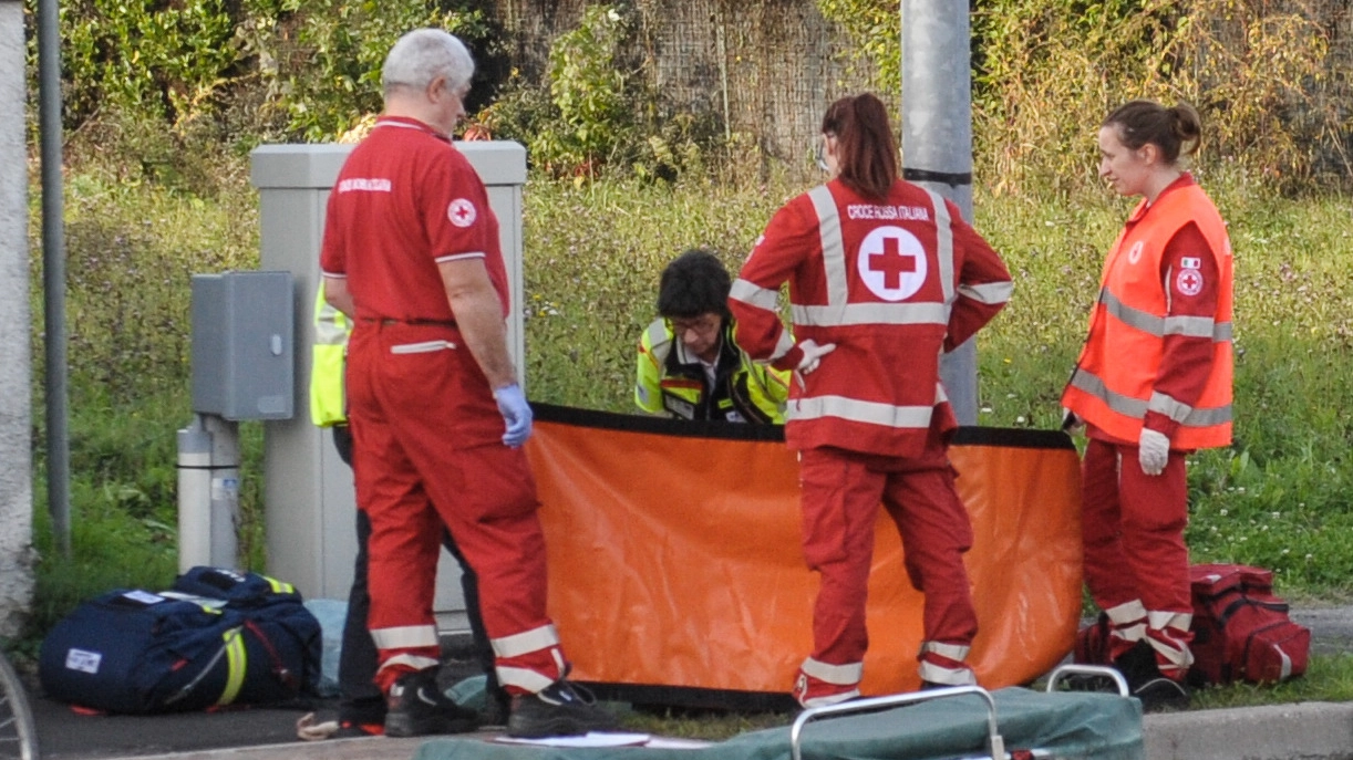 L’intervento degli operatori del 118 dopo  l’incidente nel quale  ha perso la vita una pensionata di Gallarate