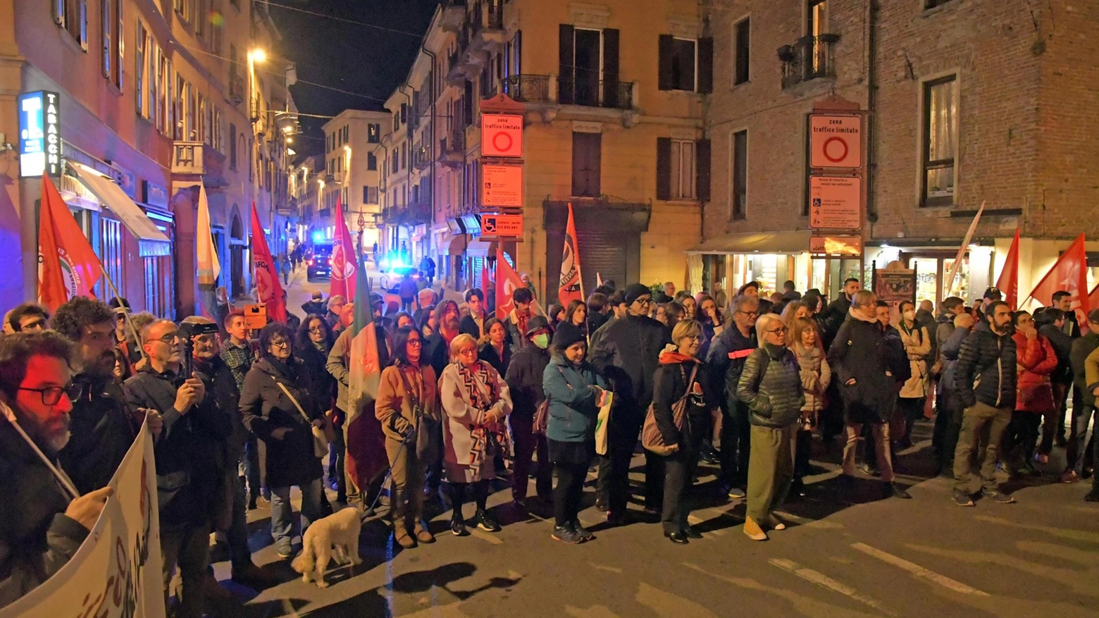 Ultradestra e antifascisti in corteo. Gli animi sono surriscaldati Ultradestra e antifascisti in corteo. Gli animi sono surriscaldati