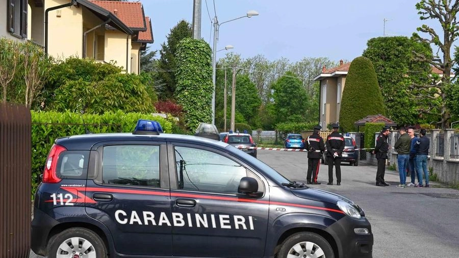 Carabinieri all'esterno della villetta di Samarate dove si è consumata la strage familiare