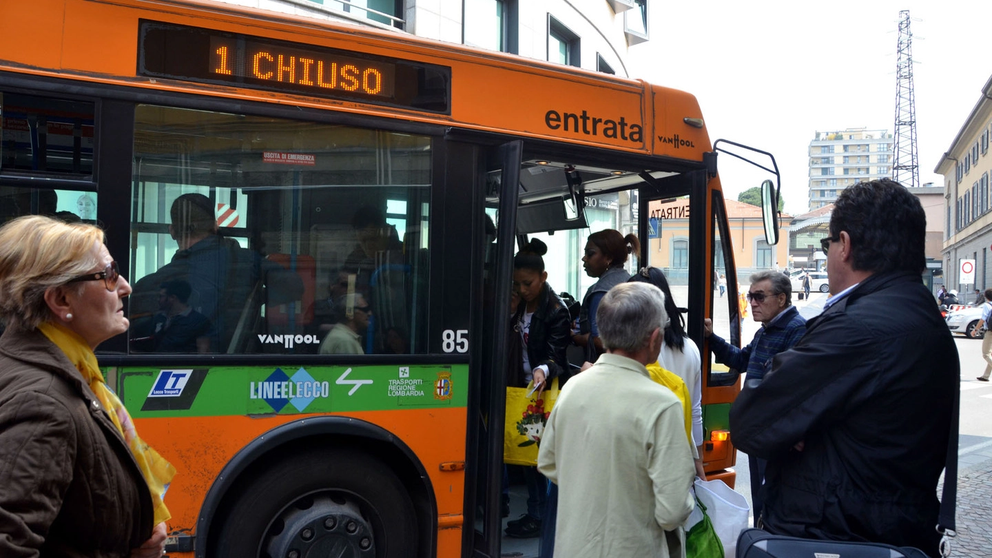 Un bus di Linee Lecco Da lunedì saranno  in servizio vigilantes contro  quanti non pagano il biglietto