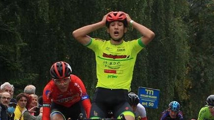 Il varesino vince lo sprint con l’affondo decisivo su Cattani e Turconi. Il milanese di origini colombiane domina la competizione giovanile