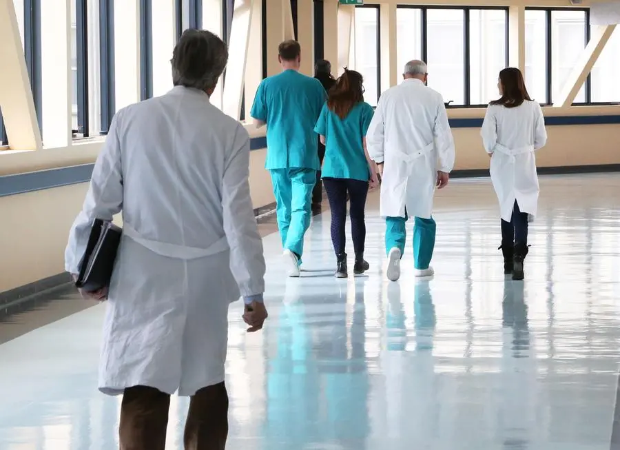 Sos medici Lombardia, in due mesi 72 addii. E 96 sono già pronti alla pensione