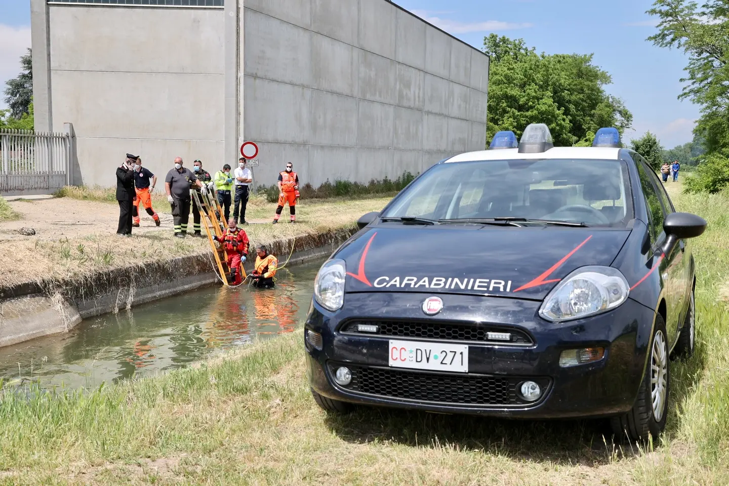 Cadavere affiora in un canale nel Pavese, è giallo