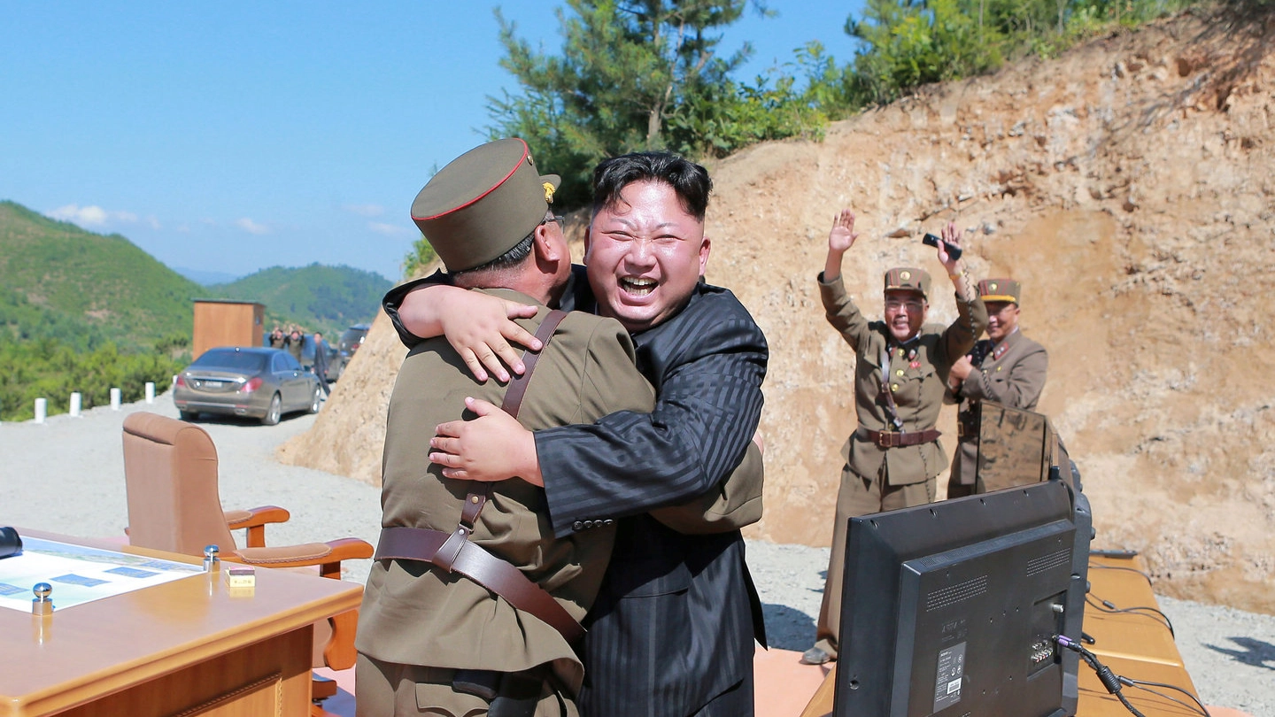 Kim Jong Un felice per un lancio di missile riuscito  (Lapresse)