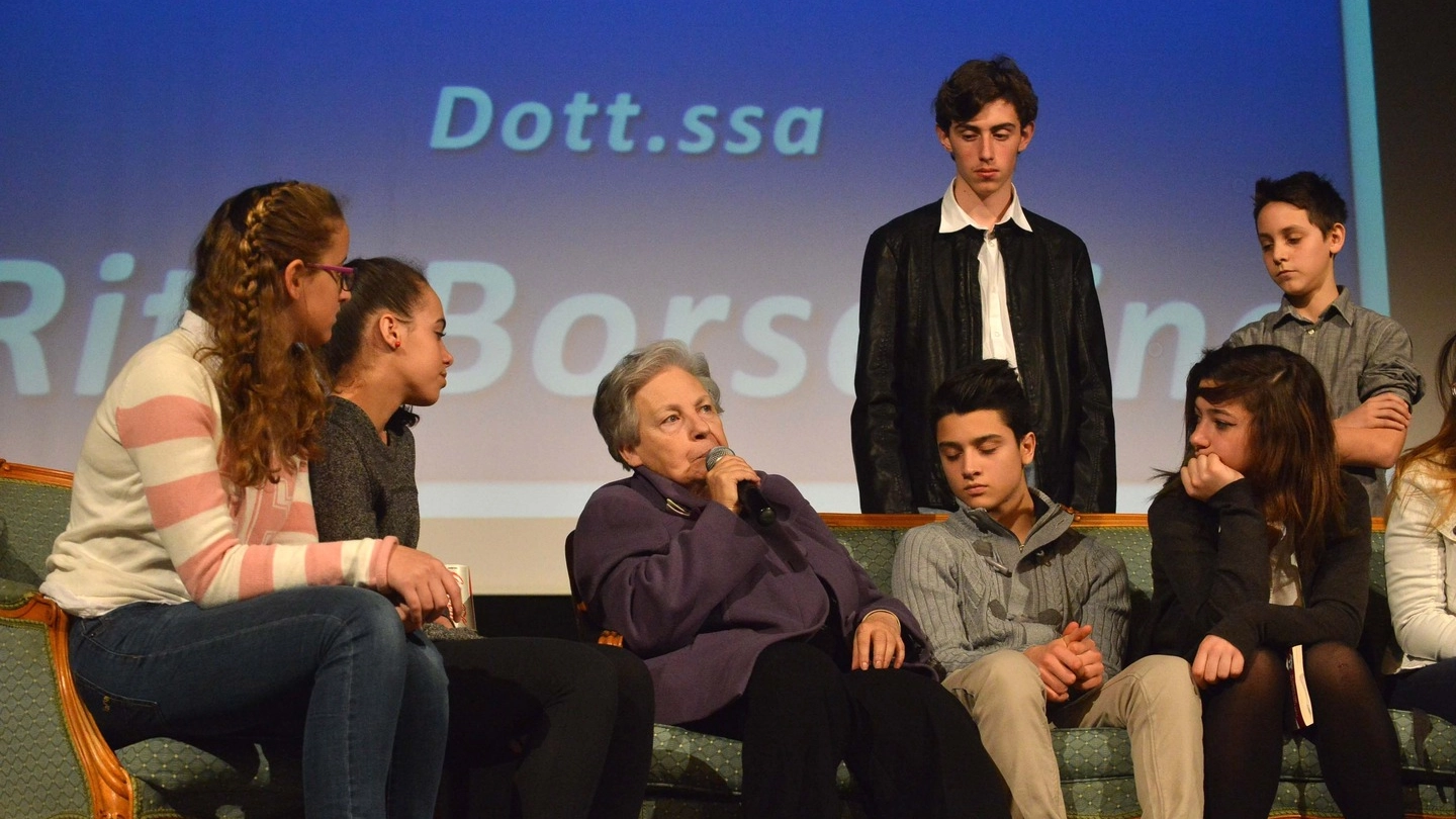 Rita Borsellino attorniata da alcuni studenti sul palco del teatro Ucc