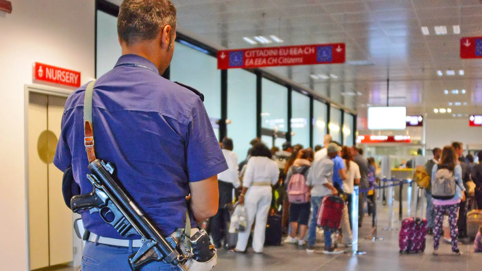 Controlli della polizia all'aeroporto di Orio al Serio