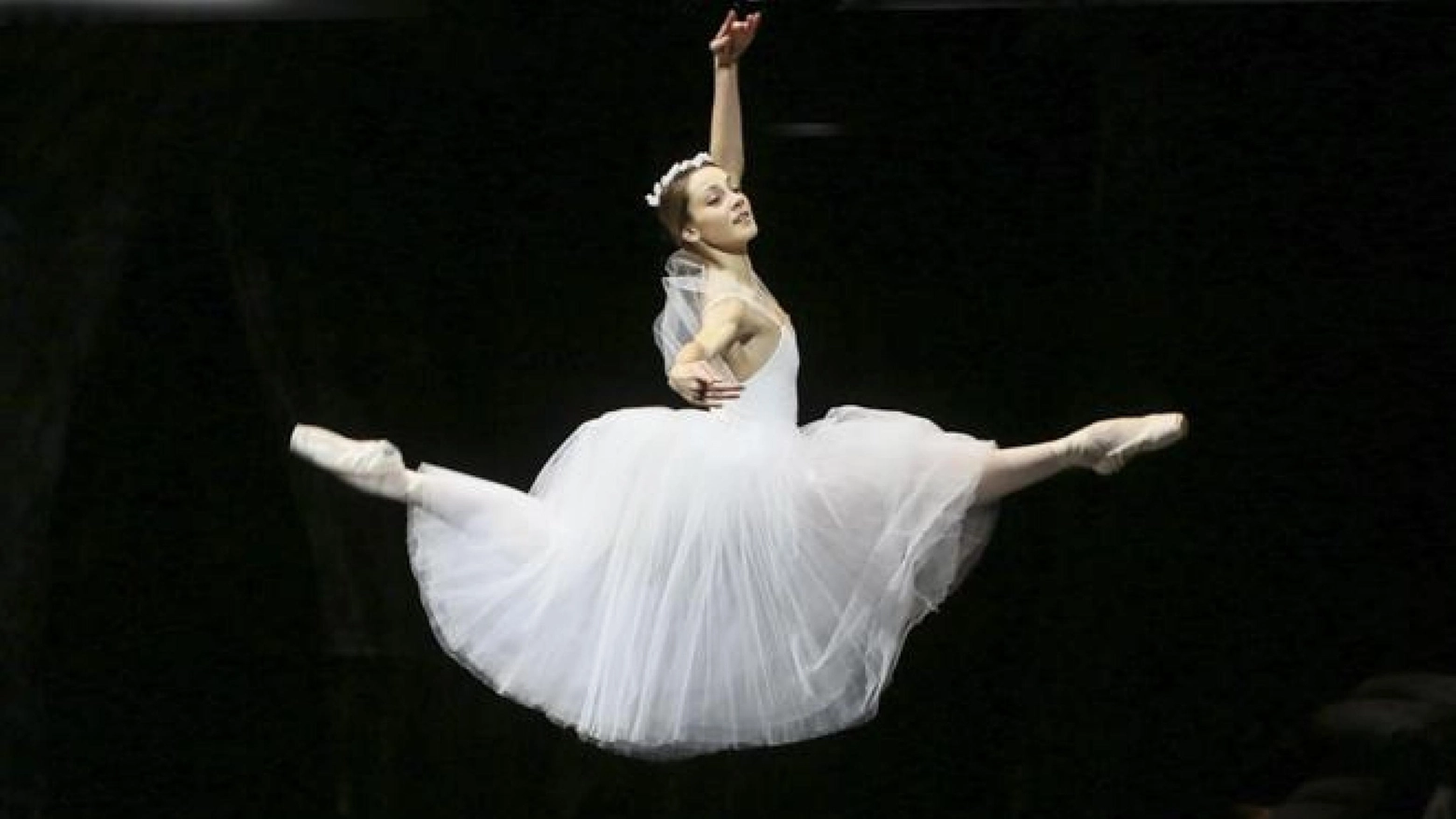 La ballerina Nicoletta Manni durante uno spettacolo alla Scala