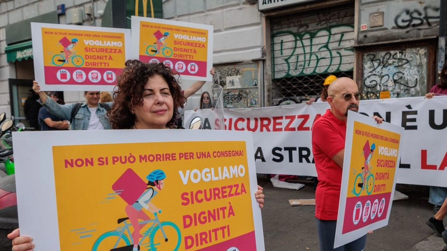 Una manifestazione della Cgil per chiedere più sicurezza per i fattorini in bicicletta