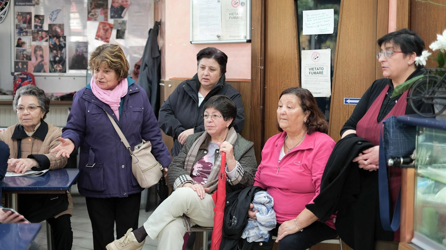 I residenti del rione sottolineano la difficoltà per anziani e disabili