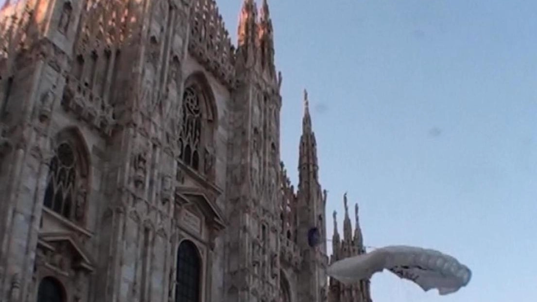Un frame che immortala Maurizio Di Palma, che il 4 luglio del 2013 si lanciò con un paraca