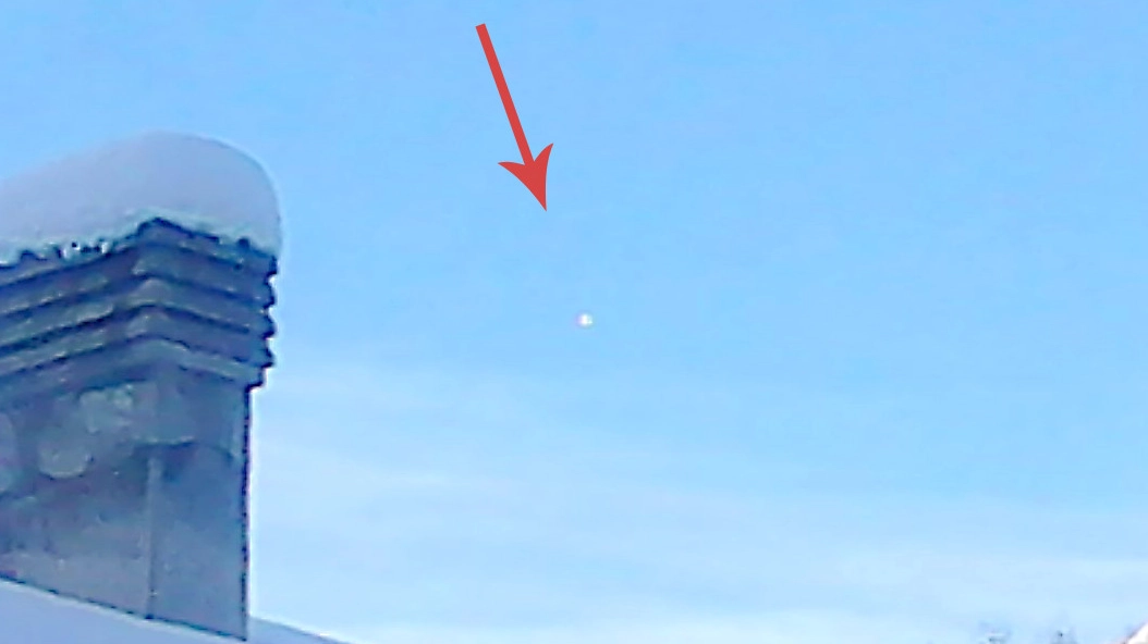 «Ufo» avvistato sopra il tetto di una casa