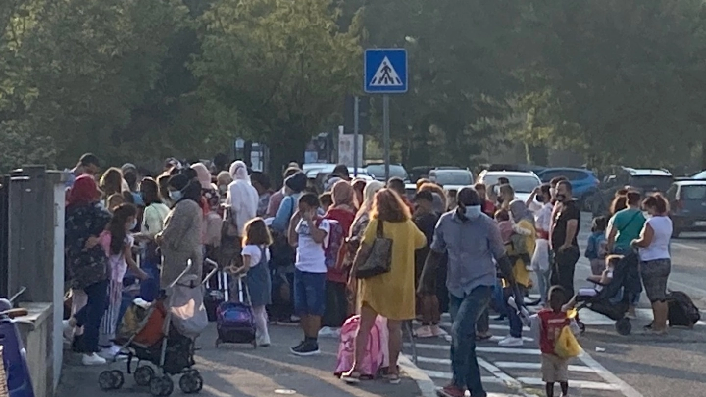 Bambini e genitori decisamente davanti all’ingresso della scuola