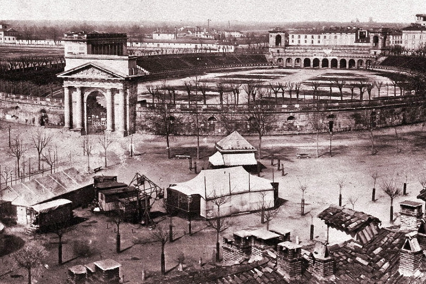 ACQUISTO L’Arena  come si presentava nel 1870, quando fu acquistata dal Comune. Sotto, una naumachia in una stampa colorata dell’epocaWEST Buffalo Bill con il leggendario capo sioux Toro Seduto, col quale venne più volte in Europa per il suo spettacolo circense “Wild West Show“, al quale partecipava anche la famosa tiratrice Annie Oakley