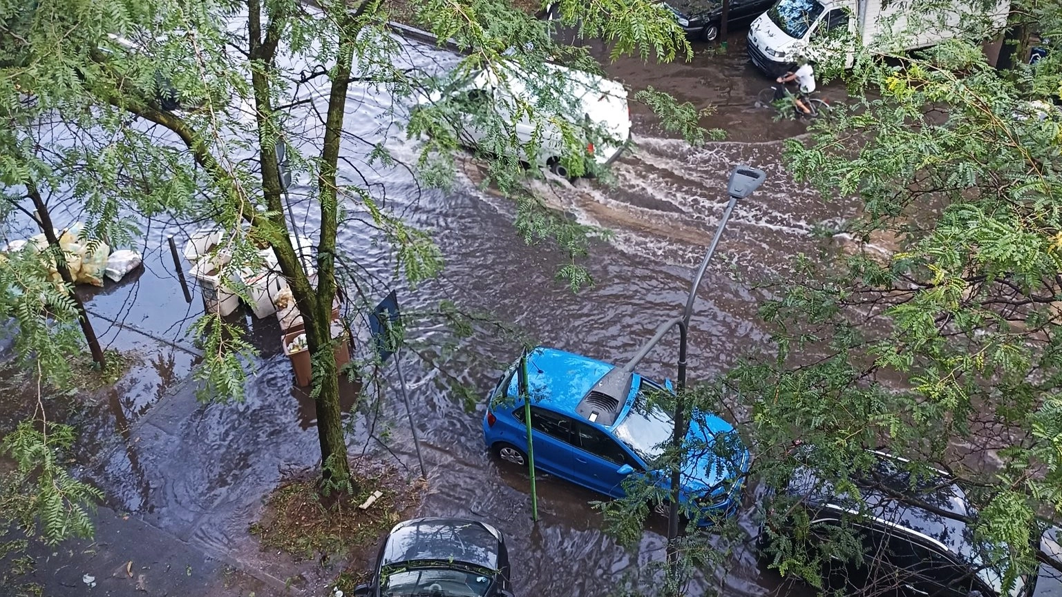 Svegliarsi a Milano così. Questo si chiama cambiamento climatico Svegliarsi a Milano così. Questo si chiama cambiamento climatico