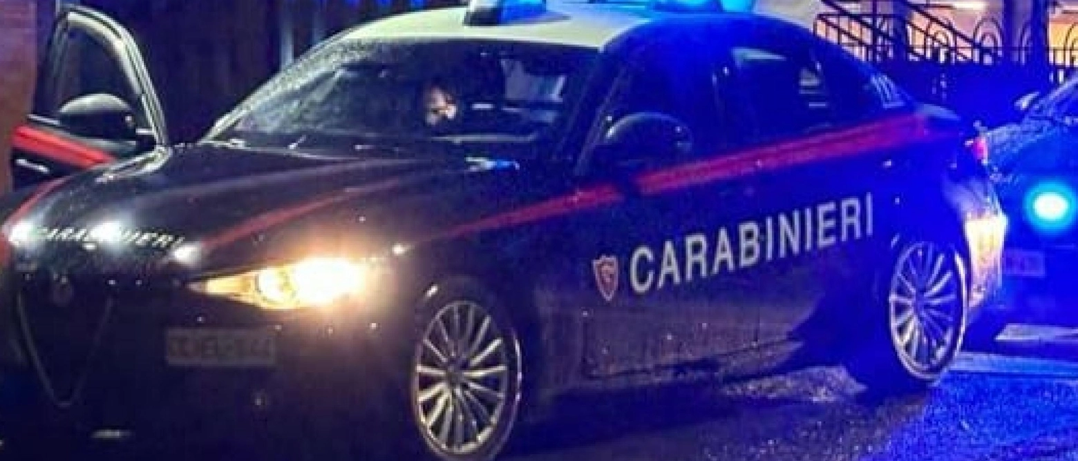 L’accusa nei confronti dell’uomo è di tentato omicidio. La donna è stata soccorsa in tempo grazie alla segnalazione di un vicino di casa