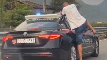 Colorina: lancia pietre contro l’auto dei carabinieri e la prende a calci IL VIDEO
