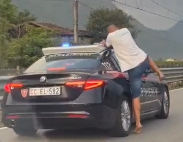 Colorina: lancia pietre contro l’auto dei carabinieri e la prende a calci IL VIDEO