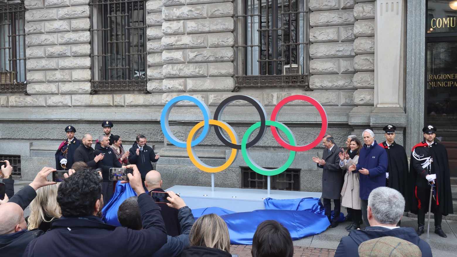 La cerimonia in piazza della Scala