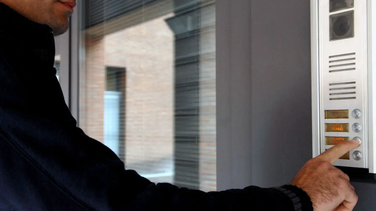 "Ci faccia entrare, dobbiamo controllare il contatore". Ma la nonnina li manda via