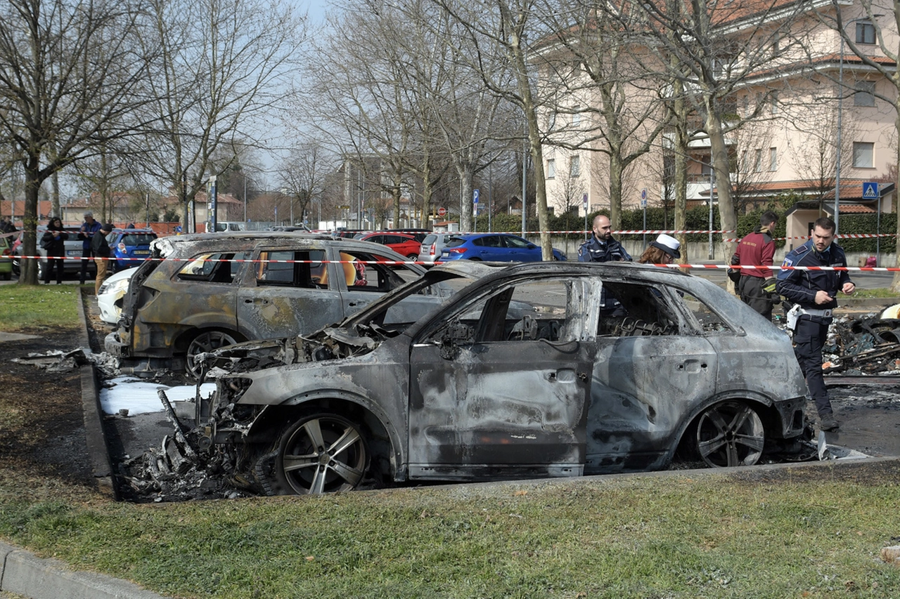 Una delle sei auto andate distrutte
