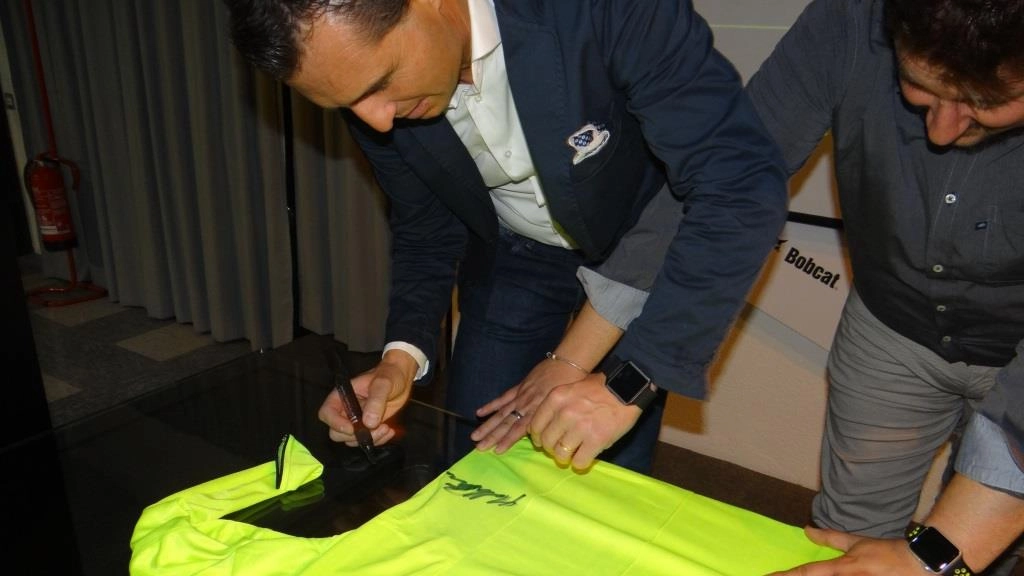 Matteo Passeri mentre autografa una maglia