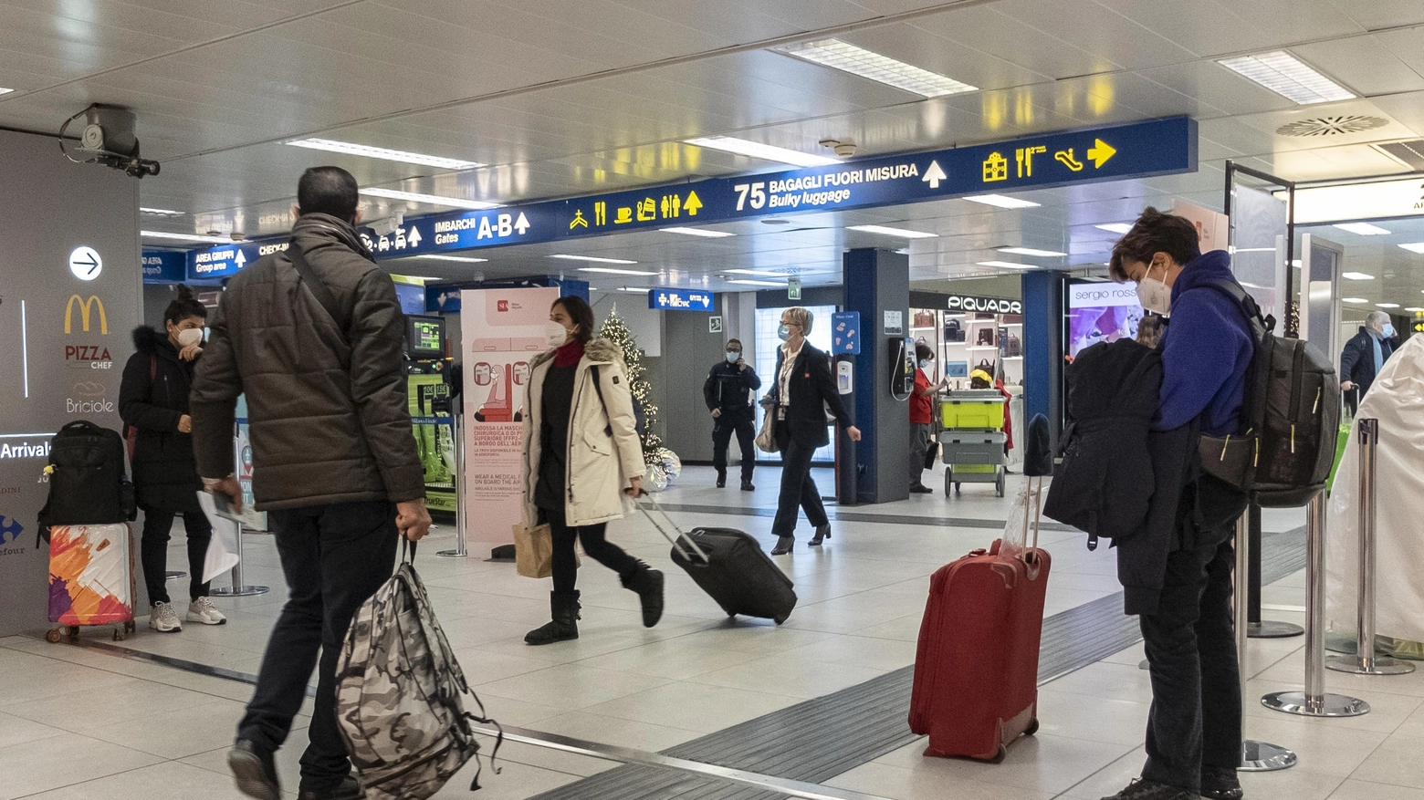 Viaggiatori in partenza dall’aeroporto di Linate